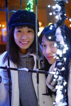 lyrical schoolを卒業した細越麻未（左）と芽依（右）。芽依は4月19日生まれ。