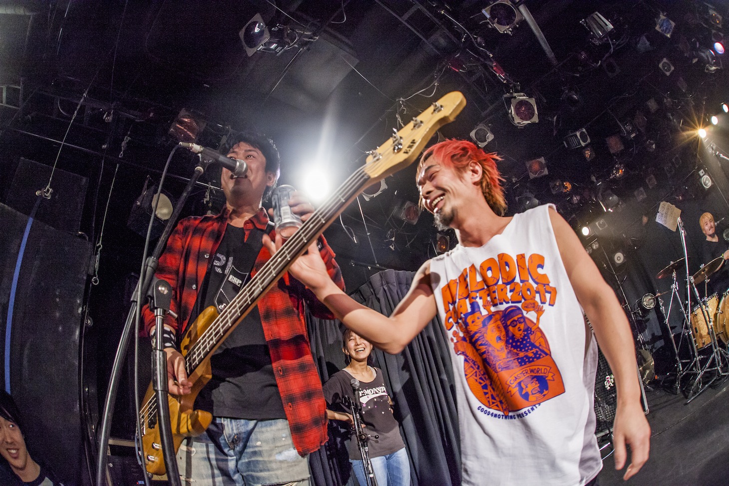 江島正寿（Jr.MONSTER）にアルコールを差し入れるU-TAN（GOOD4NOTHING）。（Photo by HayachiN）