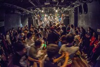 SWANKY DANKのライブの様子。（Photo by HayachiN）