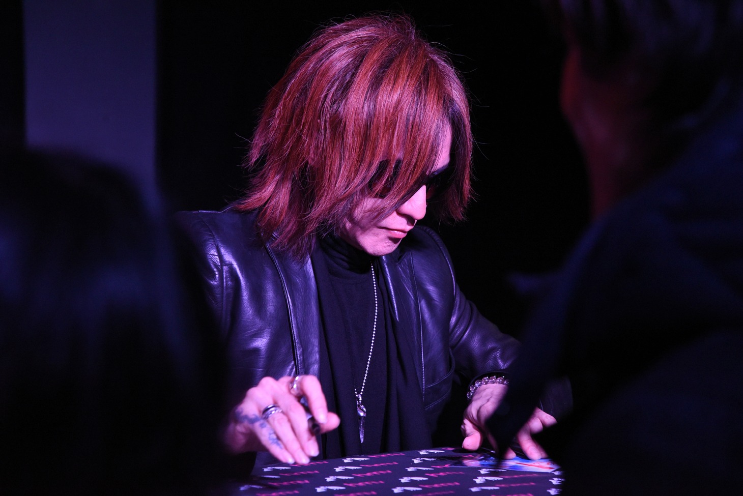 サインをするSUGIZO（G, Violin）。