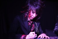 サインをするHEATH（B）。