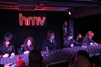 サインをするX JAPAN。