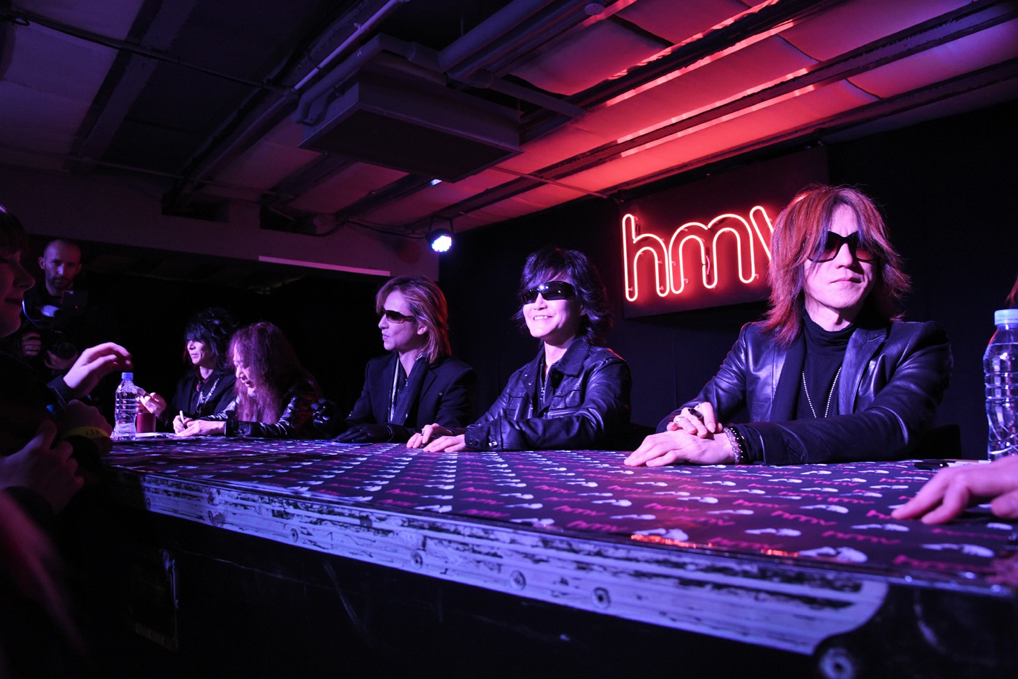 人気画像4位は「ロンドン一時騒然、X JAPAN『WE ARE X』サントラサイン会」より、X JAPAN。