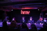 サインをするX JAPAN。