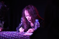 サインをするPATA（G）。