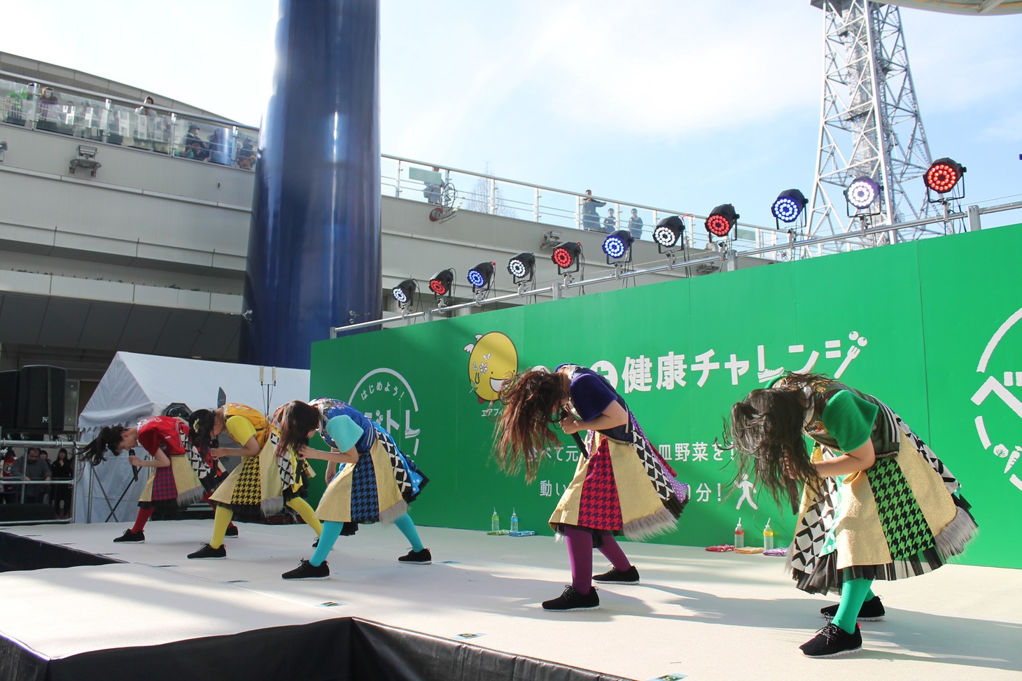 「あいち健康チャレンジオープニングイベント」に出演したチームしゃちほこ。