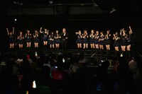 劇場公演中にレギュラー番組決定が発表されたときの様子。(C)AKS