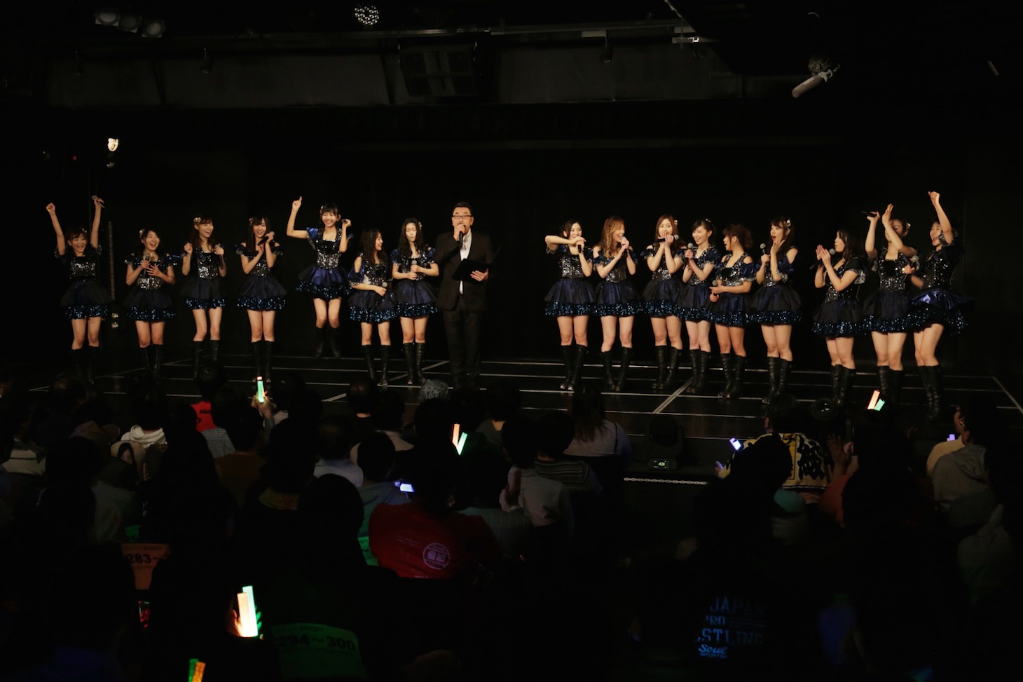 劇場公演中にレギュラー番組決定が発表されたときの様子。(C)AKS