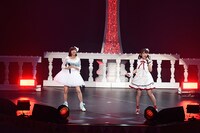 「STARTING NOW!」を歌う水瀬いのり（左）と上坂すみれ（右）。（Photo by Takahiro Kugino、Terumi Fukano）