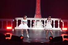 「STARTING NOW!」を歌う水瀬いのり（左）と上坂すみれ（右）。（Photo by Takahiro Kugino、Terumi Fukano）