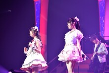 「Love Destiny」を歌う上坂すみれ（左）と小倉唯（右）。（Photo by Takahiro Kugino, Terumi Fukano）