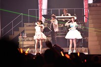 「ETERNAL BLAZE」を歌う小倉唯（左）と水瀬いのり（右）。（Photo by Takahiro Kugino, Terumi Fukano）