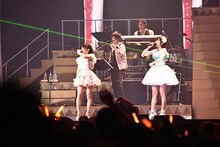 「ETERNAL BLAZE」を歌う小倉唯（左）と水瀬いのり（右）。（Photo by Takahiro Kugino, Terumi Fukano）