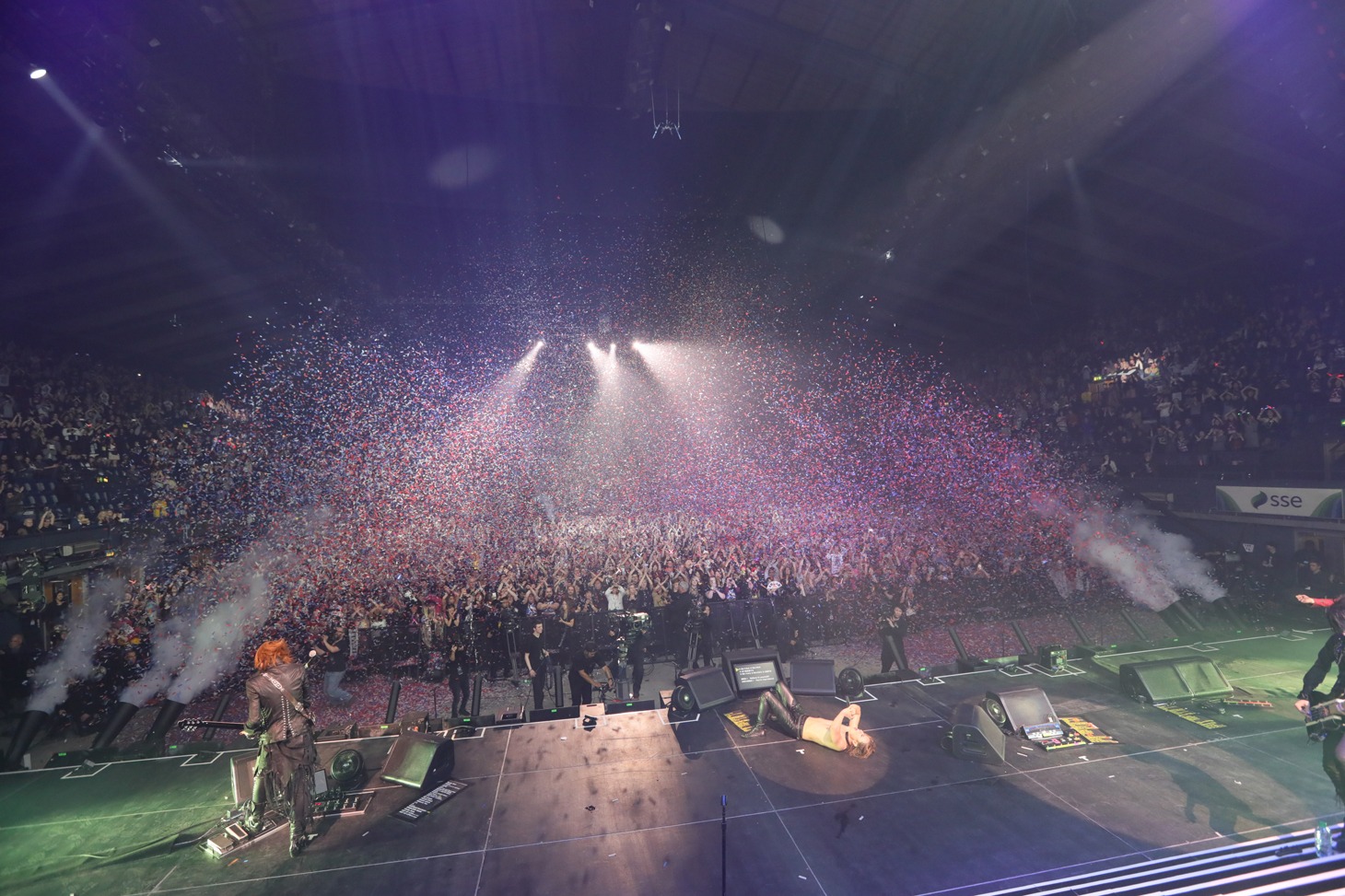 X JAPANのライブの様子。