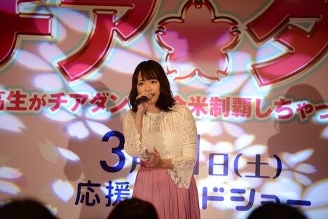 「ひらり」を歌唱する大原櫻子。