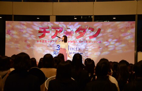 「ひらり」を歌唱する大原櫻子。