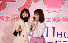 大原櫻子（右）と涙する広瀬すず（左）。