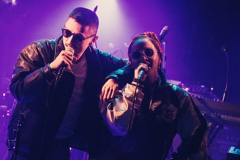 左から鎮座DOPENESS、G.RINA。(Photo by Tsuneo Koga)