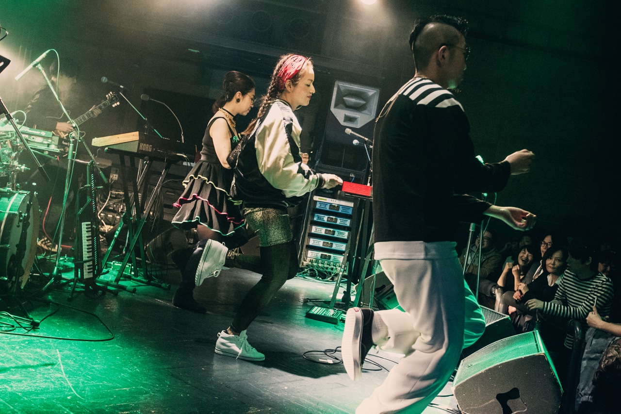 G.RINA（中央）とダンサー。（Photo by Tsuneo Koga）