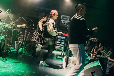 G.RINA(中央)とダンサー。(Photo by Tsuneo Koga)