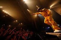 ハヤシ（G, Vo, Syn, Programming）（撮影：三吉ツカサ）