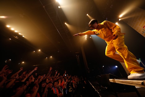 ハヤシ（G, Vo, Syn, Programming）（撮影：三吉ツカサ）