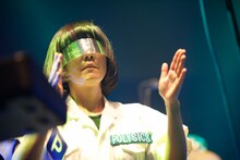 フミ（B, Vo, Syn）（撮影：三吉ツカサ）