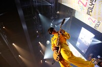 ハヤシ（G, Vo, Syn, Programming）（撮影：三吉ツカサ）