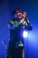 ハヤシ（G, Vo, Syn, Programming）（撮影：三吉ツカサ）