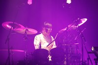 ヤノ（Dr, Vo）（撮影：三吉ツカサ）