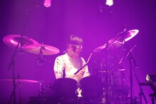 ヤノ（Dr, Vo）（撮影：三吉ツカサ）