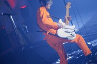 ギターを弾くヤノ（Dr, Vo）（撮影：三吉ツカサ）