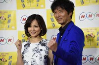 左から国仲涼子、寺脇康文。