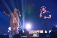 左からピコ太郎、モリッツ・ガース。（写真提供：AMC）