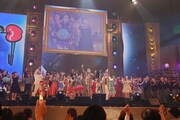 「交響曲第9番」に合わせて「PPAP」を歌うピコ太郎と、この日の出演ゲストおよびVIP客。（写真提供：AMC）