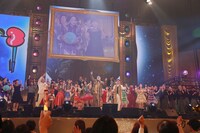 「交響曲第9番」に合わせて「PPAP」を歌うピコ太郎と、この日の出演ゲストおよびVIP客。（写真提供：AMC）