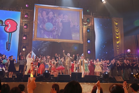 「交響曲第9番」に合わせて「PPAP」を歌うピコ太郎と、この日の出演ゲストおよびVIP客。（写真提供：AMC）