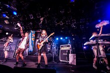 SILENT SIRENと藤本敏史。（撮影：ハタサトシ）