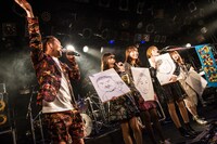 藤本敏史とSILENT SIREN。（撮影：ハタサトシ）