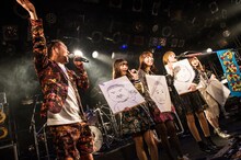 藤本敏史とSILENT SIREN。（撮影：ハタサトシ）