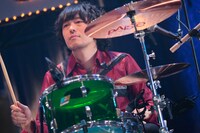 古沢“cozi”岳之（Dr）（撮影：柴田恵理）