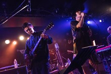 ミゾベリョウ（Vo, G / odol）とエンドウアンリ（Vo, G / PELICAN FANCLUB）。（Photo by Daisuke Miyashita）