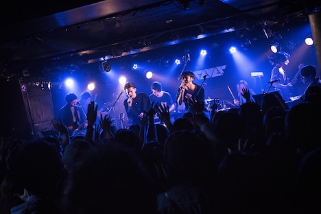 odolとPELICAN FANCLUBによるコラボパフォーマンスの様子。（Photo by Daisuke Miyashita）