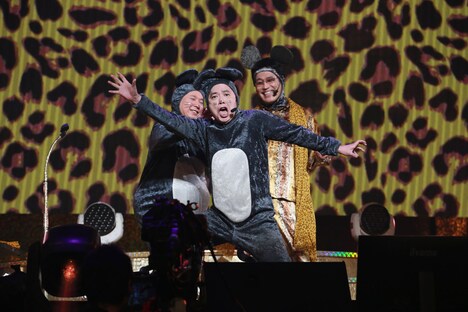 爆チュー問題とピコ太郎。（写真提供：AMC）