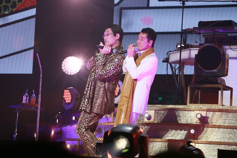 左からピコ太郎、五木ひろし。（写真提供：AMC）