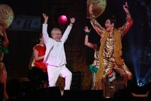 左から高須克弥院長、ピコ太郎。（写真提供：AMC）