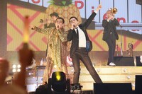 左からピコ太郎、谷中敦（東京スカパラダイスオーケストラ）。（写真提供：AMC）