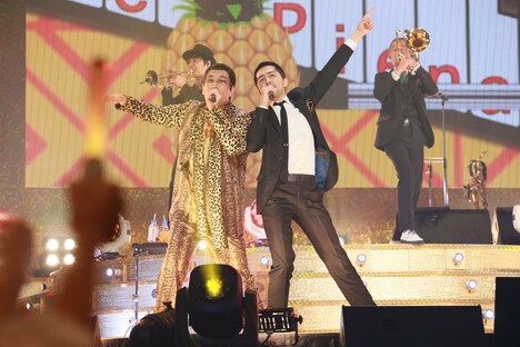 左からピコ太郎、谷中敦（東京スカパラダイスオーケストラ）。（写真提供：AMC）