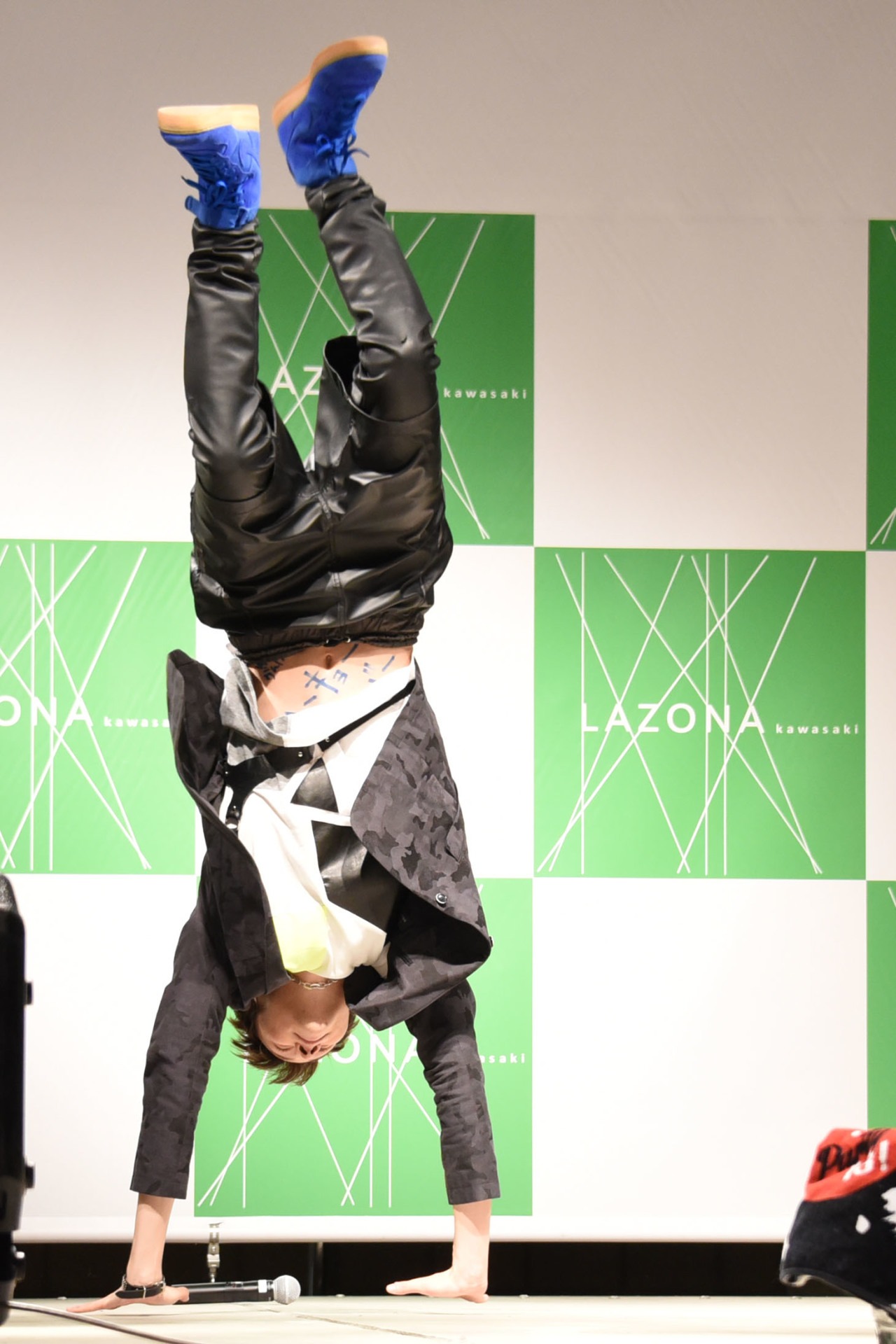 古屋敬多。お腹には「トーキョーフィーバー」の文字。