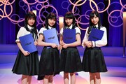 「君が君に歌う歌」を朗読するAKB48。 (c)AKS